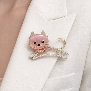 NWT Cute Cat Enamel Brooch Pin Alloy Women’s Elegant Pink Novelty